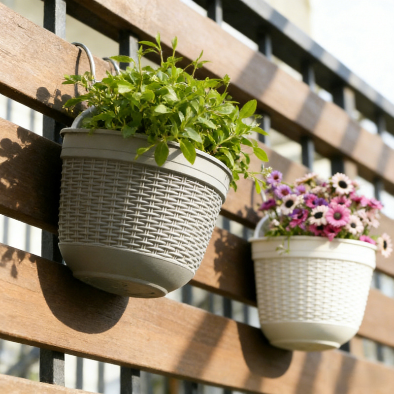 Vertical Wall Planter - กระถางดอกไม้ติดผนังรูปครึ่งวงกลมสำหรับตกแต่งระเบียง ทำจากพลาสติกเลียนแบบหวาย แขวนได้ เหมาะสำหรับปลูกไม้อวบน้ำ ผักกาดเขียว และพืชอื่นๆ